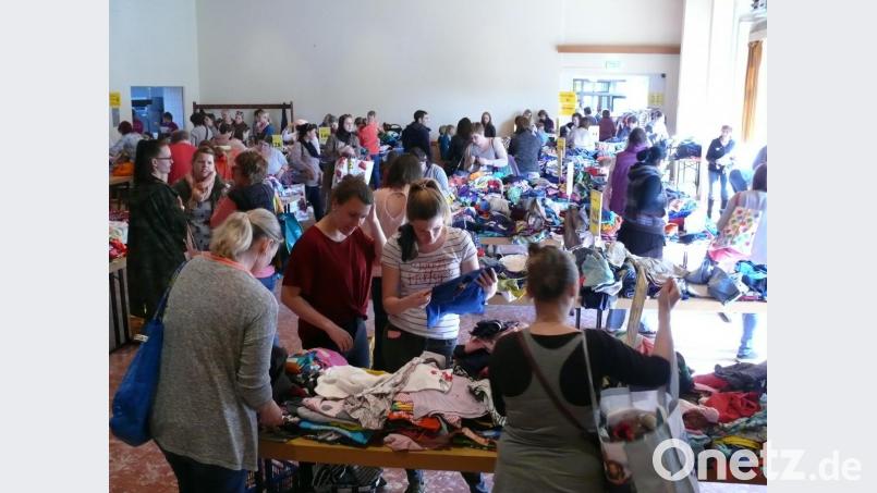 Viele Eltern aus Grafenwöhr und den umliegenden Orten nutzten den Kindersachenflohmarkt im Jugendheim um so manches Schnäppchen für ihre Kleinen zu ergattern. Bild: abu