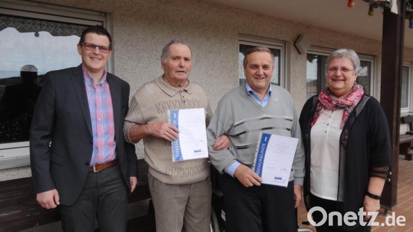Johann Rosenmüller (Zweiter von links) hält bereits seit 25 Jahren dem Verband die Treue, Adolf Betz (Zweiter von rechts) seit 30 Jahren. Dafür dankten Kreisgeschäftsführer Bernd Steinkirchner (links) und Vorsitzende Evi Schwendner. Bild: bej