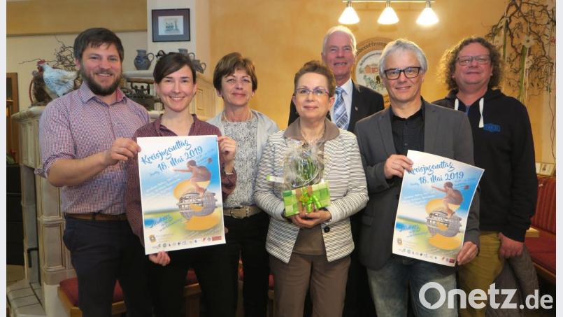 Peter Neumeier, Johanna Lorenz, Ulrike Roidl, Regina Hildwein, Arnold Kimmerl, Martin Rothut und Stefan Kuhn werben für den Kreisjugendtag am Steinberger See. Bild: Hirsch
