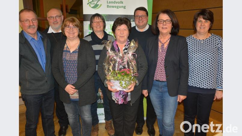 Mit dieser neuen Mannschaft geht das Katholische Landvolk auf Kreisebene in die kommenden vier Jahre. Mit dabei sind (von links) Bernhard Bäuml, Landvolkpfarrer Anton Witt, Sandra Zölch, Elisabeth Rickauer, Elisabeth Stingl (sie wurde mit Blumen aus der Vorstandschaft verabschiedet), Diözesan-Landvolkpfarrer Udo Klösel, Kreisvorsitzende Angelika Franz und Renate Bauer. Bild: jr