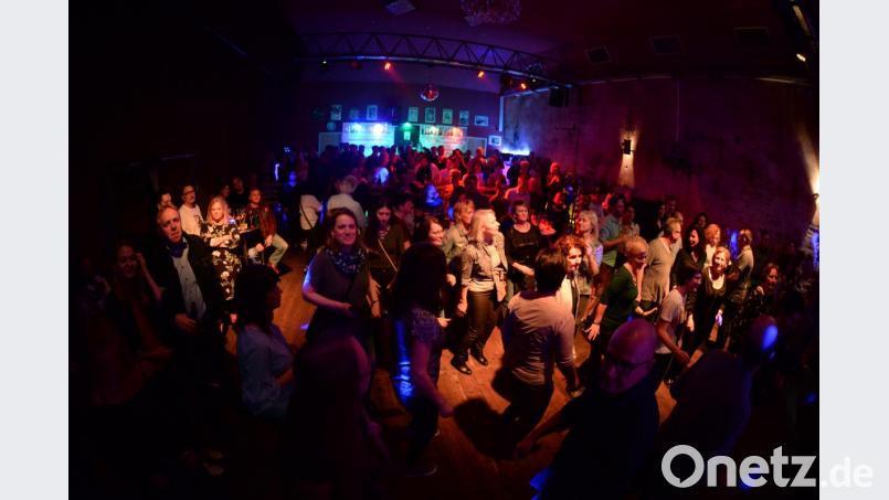 Viele Gäste waren auch in diesem Jahr wieder zur mittlerweilen dritten Auflage des Rockbierfestes der Band Intermezzo in den Amberger Club LaVida gekommen. Bestens unterhalten durch einen vierstündigen Auftritt voller Rock und Funk. Bild: brü