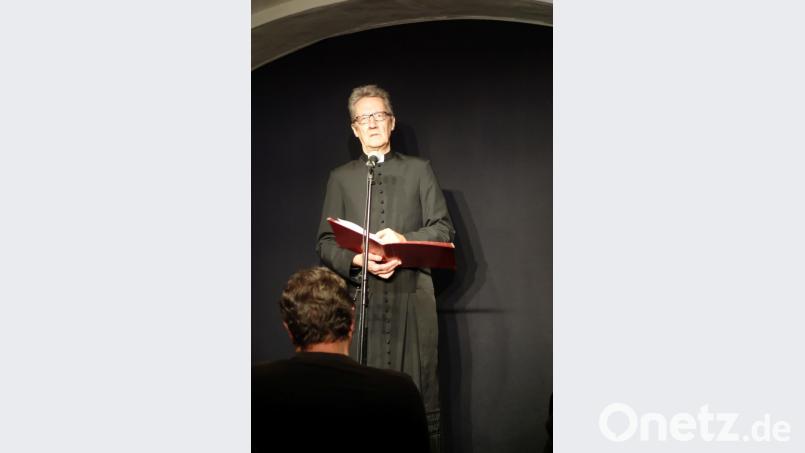 Mit seiner Bußpredigt „Fürchtet euch!“ trat der Kabarettist Holger Paetz dem Publikum im Nabburger Schmidt-Haus gegenüber. Bild: Susanne Wolke