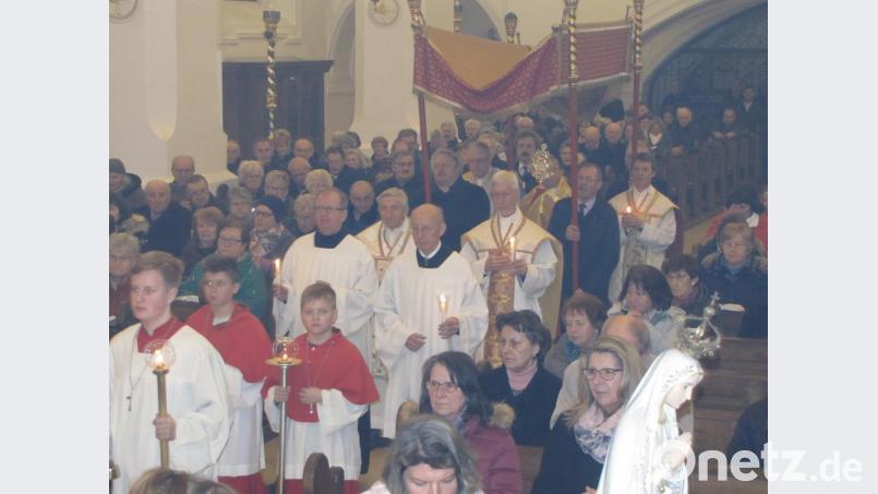 Mit Monstranz und Fatima-Muttergottes zogen die Pfarrer in einer feierlichen Prozession bei der Monatswallfahrt durch die Kirche. Bild: mdö