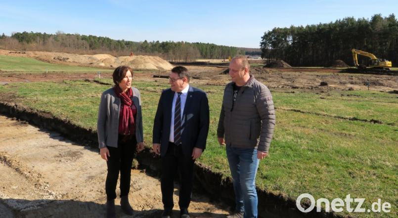 Planerin Claudia Scharnagl, Bürgermeister Thomas Falter und Bauunternehmer Helmut Seebauer (von links) sind von der Lage des Baugebiets Wackersdorf-Süd begeistert. Bild: Hirsch