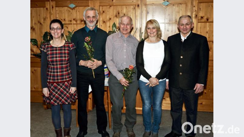 Ehrenmitglieder ernannt (von links): Vorsitzende Michaela Basler, Alfred Schwarz, Hermann Koch, Zweite Vorsitzende Gertraud Greß und Zweiter Bürgermeister Franz Weiß. Bild: bas