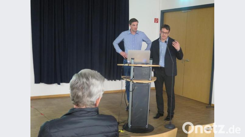 Die Wiederherstellung der Funktion des Knie- oder Hüftgelenks bei der Endoprothetik gebe dem Patienten seine Lebensqualität zurück, betonen die Fachärzte Dr. Holger Eggers und Dr. Michael Kampe (von links). Bild: jzk