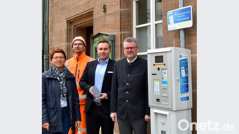 Ordnungsamtsleiterin Rosalia Wendl, Bauhof-Facharbeiter Manuel Pirner, Verkaufsmanager Philipp Neuner von der Firma Sunhill und Bürgermeister Michael Göth (von links) gaben das Handyparken frei. Bild: Andreas Royer