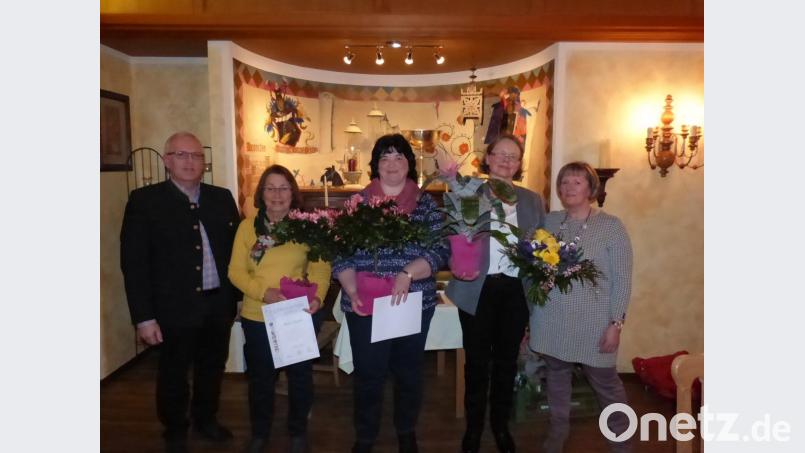 Gäste und geehrte Mitglieder (von links): Bürgermeister Winfried Franz, Maria Schmidt, Agnes Luber, Vorsitzende Sigrid Titze und ihre Stellvertreterin Edeltraud Stollner. Bild: fm