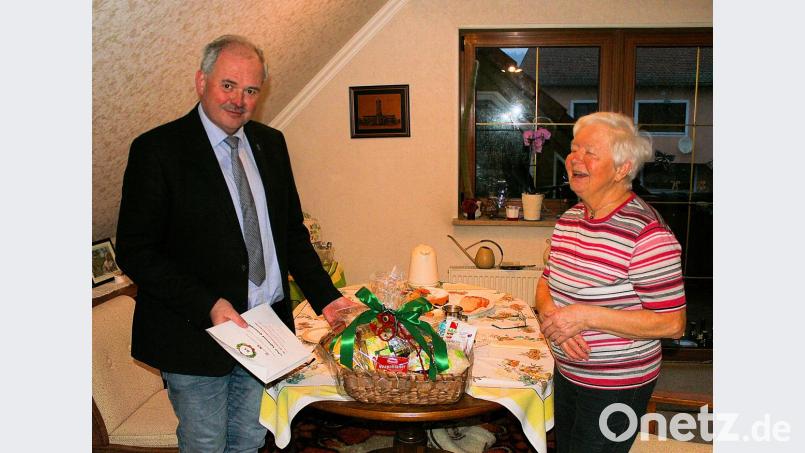 Eine große Überraschung für Waltraud Grieswald (rechts) war der Besuch von Bürgermeister Gottfried Härtl an ihrem Ehrentag. Zum 85. Geburtstag wünschte das Gemeindeoberhaupt weiterhin viel Gesundheit und ein langes Leben. Bild: bsc