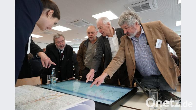 An acht Tischen stellten sich Tennet-Mitarbeiter den Fragen der Teilnehmer, wie etwa vom stellvertretenden Landrat Arnold Kimmerl (Zweiter von rechts). Bild: Christopher Dotzler