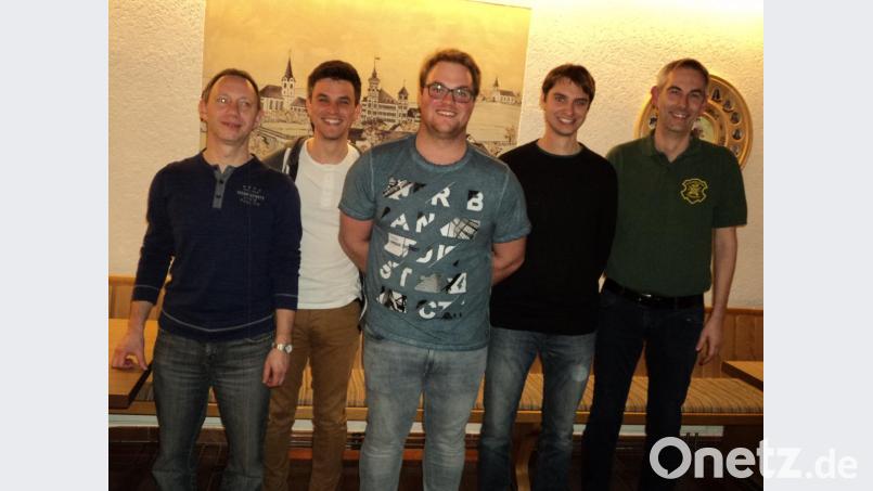 Sie haben gut lachen: Die erfolgreichen Schützen mit Sportleiter Uwe Spachtholz ( Mitte) und Schützenmeister Martin Bauer (rechts). Bild: ksi