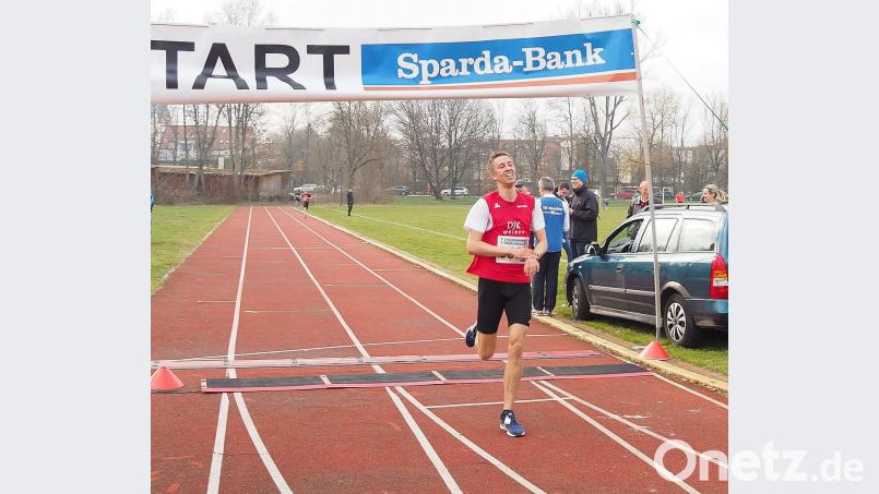 Swen Arnold von der DJK Weiden als Sieger des Zehn-Kilometerlaufs beim Zieleinlauf Bild: Bühner