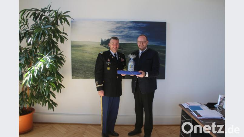 Die beiden kennen sich schon länger: Oberst Adam J. Boyd stattete nun Landrat Andreas Meier einen Besuch im Landratsamt ab. Bild: sne
