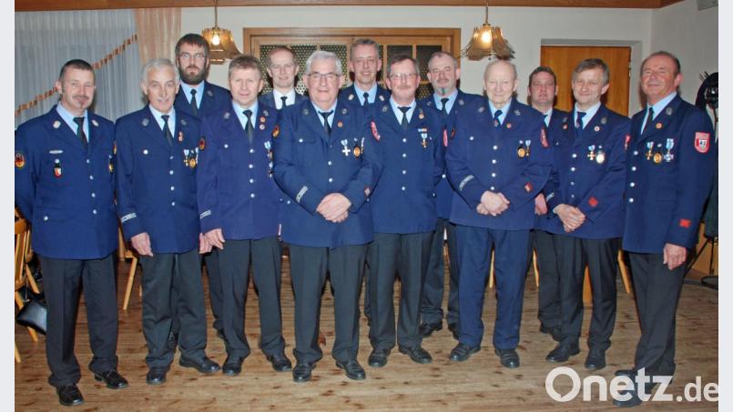 Für ihre langjährige Mitgliedschaft im Feuerwehrverein und ihr langjähriges Engagement in der aktiven Wehr ehrte die Feuerwehr Saltendorf bei ihrer Jahreshauptversammlung zahlreiche Mitglieder. Die Gratulationswünsche überbrachten dabei auch Kreisbrandmeister Dieter Schweiger und erster Bürgermeister, Konrad Kiener. Bild: wee