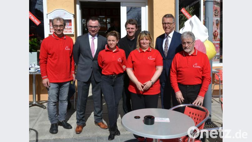 Bürgermeister Franz Stahl (Zweiter von rechts) begrüßte die Familie da Ros als neue Besitzer des Eiscafé Cortina. Kaplan Paul Gebendorfer (Bildmitte) segnete die Geschäftsräume. Bild: pfaa