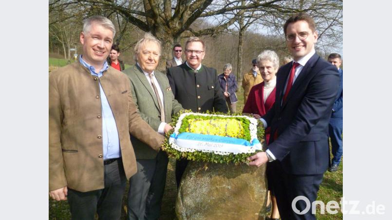 Ein Blumengesteck legten CSU-Kreisvorsitzender Stefan Ott (links) und Europakandidat Christian Doleschal (rechts) am Aigner-Gedenkstein nieder. Rechts von Ott Aigner-Sohn Heinz, Bürgermeister Martin Preuß und Maria Reindl, die viele Jahre rechte Hand des Abgeordneten in dessen Amberger Büro war. Bild: usc