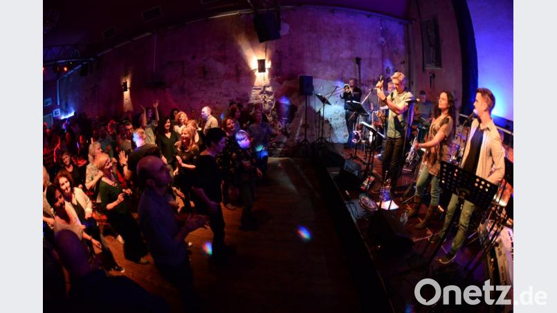Viele Gäste waren auch in diesem Jahr wieder zur mittlerweilen dritten Auflage des Rockbierfestes der Band Intermezzo in den Amberger Club LaVida gekommen. Bestens unterhalten durch einen vierstündigen Auftritt voller Rock und Funk. Bild: brü