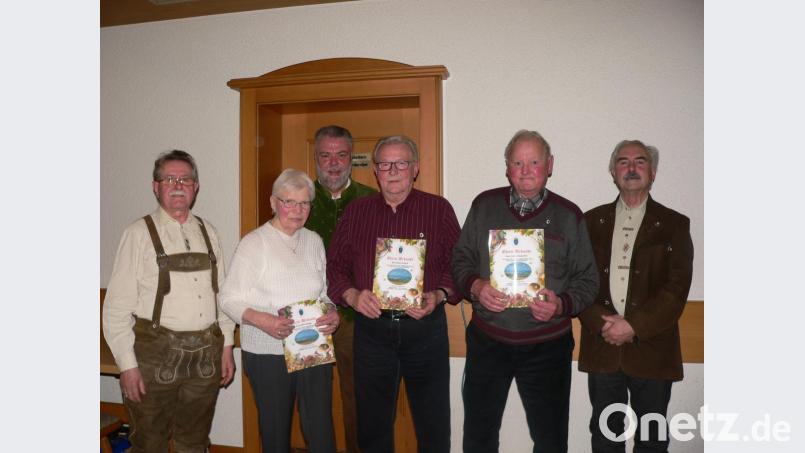 Edith Hengge, Heinz Griebel und Franz Schmerber erhalten Urkunden für ihre Treue zum OWV. Es gratulieren (von links) Vorsitzender Wolfgang Eimer, sein Stellvertreter Lutz Hengge und Bürgermeister Karl-Heinz Preißer. Bild: mh