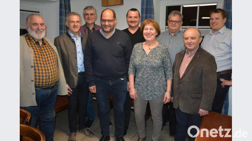 Neuwahlen standen bei der CSU Leonberg an. Im Bild (von links) Otto Lippert, stellvertretender CSU-Kreisvorsitzender Roland Grillmeier, Alois Männer, Ortsvorsitzender Max Zintl, Max Ernstberger, Renate Brunner, Peter Haberkorn, Hans Wölfl und Martin Teubner. Bild: jr