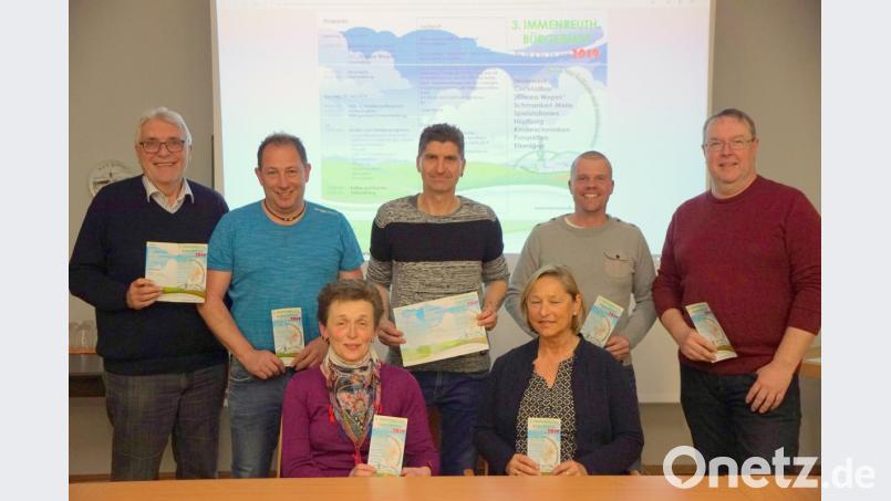 Das Organisationsteam mit zweitem Bürgermeister Josef Hecht, Matthias Hösl, Reiner Ullmann, Mathias Hautmann, Thomas Hößl (stehend von links), Claudia Porst und Brigitte Strößner (sitzend von links) präsentiert den druckfrischen Flyer zum Bürgerfest. Bild: bkr