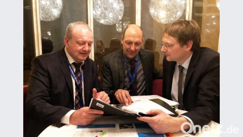 Die Marktgemeinderäte Armin Betz (von links) und Harald Gollwitzer besprachen mit Bauminister Hans Reichhart im Münchener Maximilianeum Fördermöglichkeiten für die Stärkung des Flosser Ortskerns. Bild: bgm