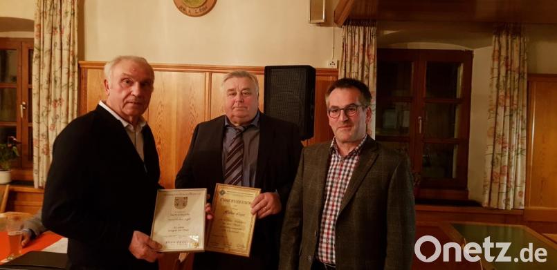 Herbert Legat (links) erhält eine Urkunde vom Ersten Vorsitzenden des Männergesangsvereins, Rudolf Schmidt (Mitte) , und vom Fränkischen Sängerbund. Bild: jss