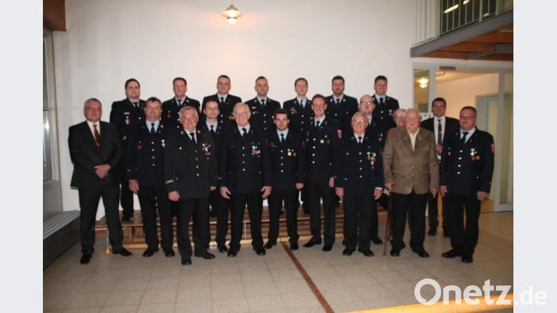 Auch der Feuerwehrverein nutzte die Gelegenheit, langjährige Mitglieder auszuzeichnen. Zudem gab es Ehrungen durch den Kreisfeuerwehrverband. Im Bild die Geehrten mit Vorsitzendem Markus Muntanjohl (rechts), Landrat Thomas Ebeling (Zweiter von rechts) und Bürgermeister Richard Tischler (links). Bild: slh