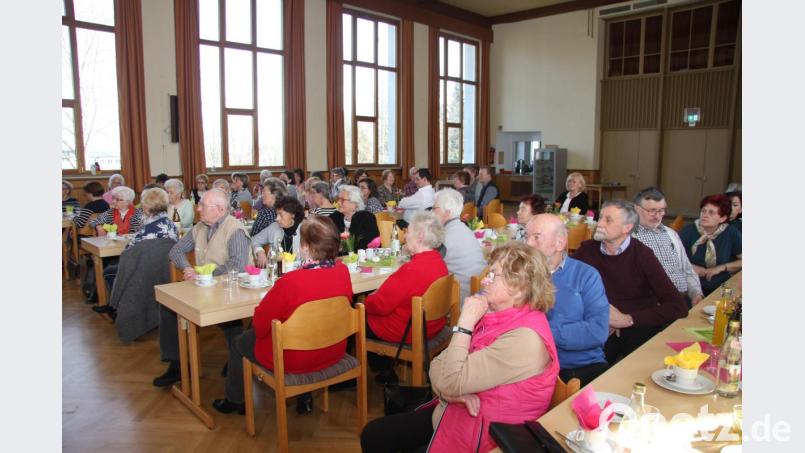 Viele freuten sich auf das Wiedersehen mit dem ehemaligen Pfarrei-Seelsorger. Im Jugendheim blieb kein Platz frei. Bild: wro