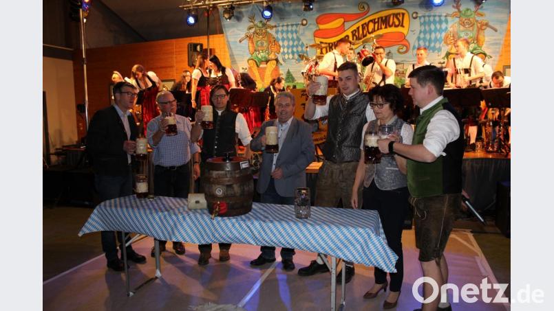 Beim Anstich: (von links): Anton Bruckmüller, Helmut Schötz, Thomas Melzer, Werner Prügel , Dominik Feigl, Anita Utz und Björn Schötz. Bild: sis
