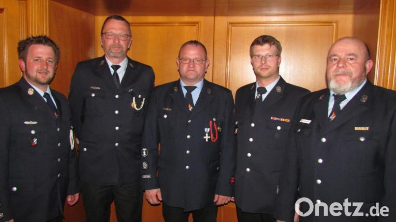 Sie freuen sich über die erfolgreiche Arbeit der Feuerwehr: Kommandant Andreas Kneidl, Oberbrandmeister Ralf Schupfner, Löschmeister Thomas Ermer, Löschmeister Matthias Keilwerth sowie Feuerwehrchef Johann Stangl. Bild: is
