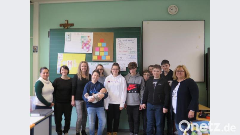 Konrektorin Sandra Hering (rechts) und Religionslehrerin Anja Scheidler (Dritte von links) danken Ramona Aufschläger und Susanne Schuster (von links) für den Workshop in den achten Klassen der Realschule. Bild: jzk