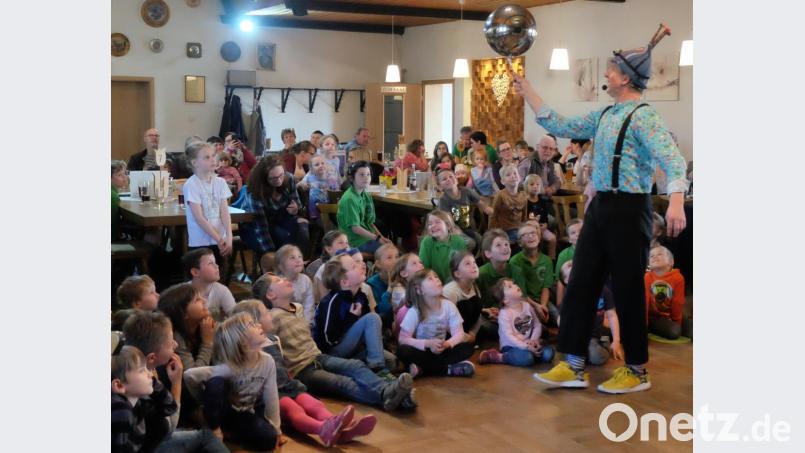 Sepp Schabernack gestaltete das Rahmenprogramm und zog mit seinen verblüffenden Zaubereien, Fertigkeiten und Kunststücken vor allem das junge Publikum in den Bann. Bild: ohr