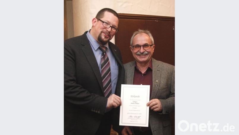 GDL-Ortsgruppenvorsitzender Josef Paintner (links) ehrte Hans Fröhlich (rechts) für 25 Jahre Mitgliedschaft. Bild: Hirsch