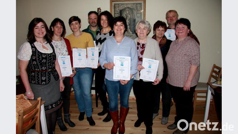 „TrustYou“-Urkunden überreicht die zweite Vorsitzende des Vereins Bauernhof- und Landurlaub Bayern, Angelika Soyer aus Rettenberg im Allgäu (links), an Anbieter aus dem Oberpfälzer Wald. Vorsitzende Elisabeth Zeitler (rechts) gratuliert den Höfen zu dieser Auszeichnung. Bild: wro