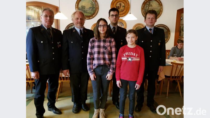 Zwei neue Jugendliche, Lena Weiß und Maria Meier (von links), konnten per Handschlag durch die Vorsitzenden Rudolf Mitlmeier und Fritz Steinhilber sowie durch die Kommandanten Bernhard Hartinger und Markus Reitinger in die Feuerwehr Etzgersrieth aufgenommen werden. Bild: gi