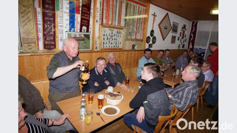 Georg Zink freute sich über den guten Besuch und bedankte sich für das Geschenk Bild: nib