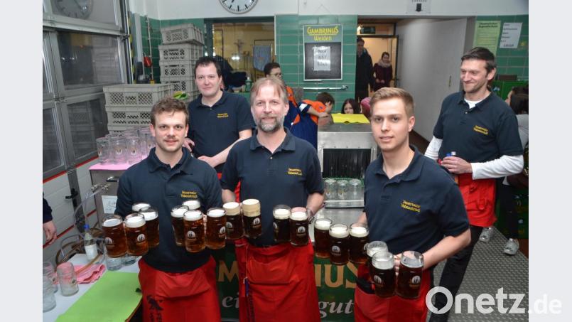 Am Samstag schenken die Floriansjünger wieder das starke Gebräu der Gambrinusbrauerei aus Weiden in die Gläser. Der Bock ist süffig. Bild: dob