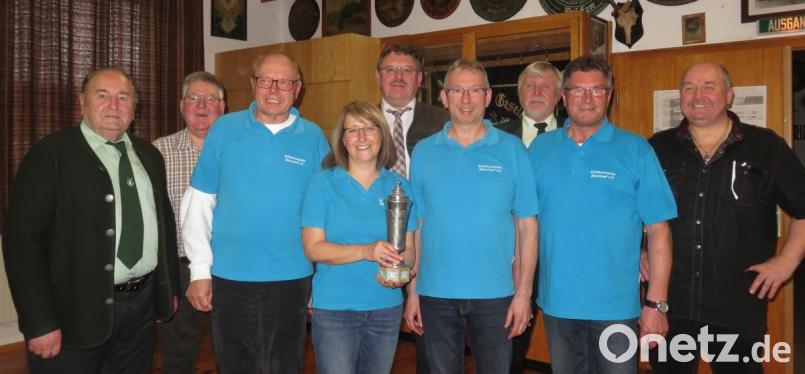 Die erfolgreiche Mannschaft von Edelweiß Obersdorf freut sich über den Gewinn des Wolfgang-Guder-Wanderpokals. Bild: rha