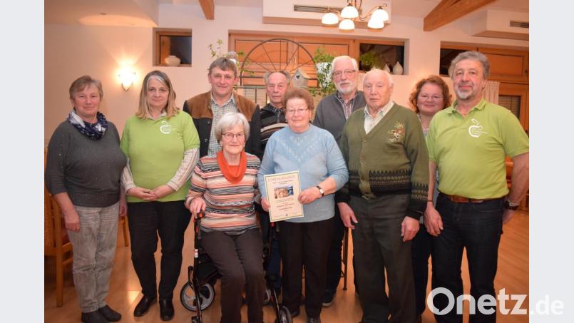Der OGV ernannte alle Mitglieder über 80 Jahren zu Ehrenmitglieder. Dazu gratulierten die Vorstandschaft und die Ehrengäste. Unsere Aufnahme zeigt von links: Anita Meindl, Beate Danzl, Zweiten Bürgermeister Josef Prechtl, Elisabeth Jakob, Johann Schönberger, Hedwig Hierold, Hans Wilke. Hubert Kiener, Kreisfachberaterin Heidi Schmid und Robert Schmauß. Bild: bnr
