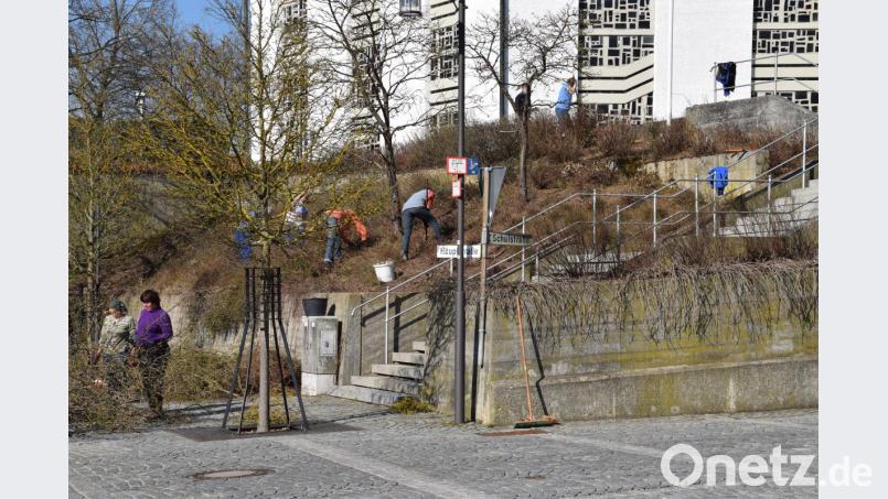 Eine schweißtreibende Arbeit war die Pflegeaktion am steilen Hang vor der Kirche für die fünfzehn ehrenamtlichen Helfer. Bild: swo
