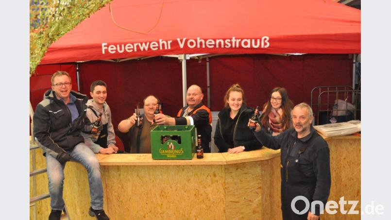 Für das Starkbierfest bauten die Floriansjünger eigens ihre Bar um, deshalb brauchen die Gäste heuer nicht in den Lehrsaal in den ersten Stock und es erübrigte sich auch der aufwändige Fluchtweg-Gerüstaufbau am Gebäude, den die Mitstreiter alljährlich zu diesem Fest stemmten. Bild: dob