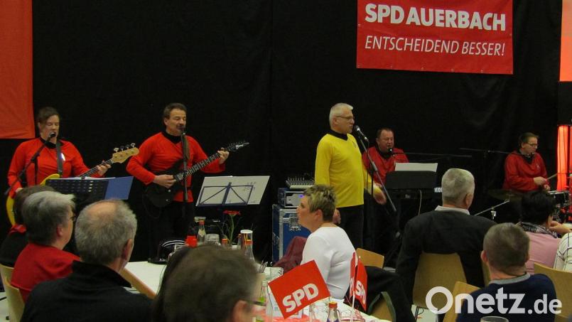Als Crew der SPD-Enterprise gehen (von links) Christine Ott, Rudi Bradl, Frontmann Norbert Gradl, Robert Schmid und Andreas Trenz auf einen Flug durch das Auerbacher Universum. Bild: sck