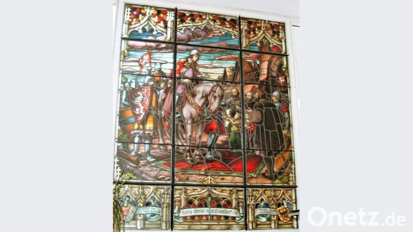 Ein Buntglasfenster im Rathaus Erbendorf zeigt Wenzel IV. und den böhmischen Löwen. Archivbild: cr