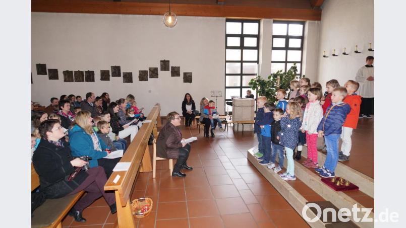 Kita-Kinder singen beim Festgottesdienst in der Kirche Bild: fvo