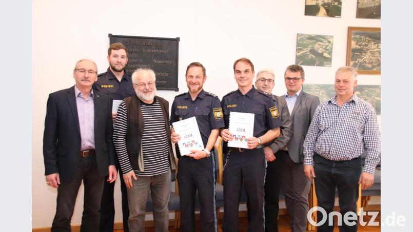 Zum Sicherheitsgespräch trafen sich der Neunburger Inspektionsleiter Bernhard Hager (Vierter von links) und seine Kollegen Tobias Ruhland (Zweiter von links) und Markus Schlegel (Vierter von rechts) mit Bürgermeistern oder deren Vertretern, unter ihnen der Neunburger Bürgermeister Martin Birner (Zweiter von rechts). Bild: Thomas Dobler