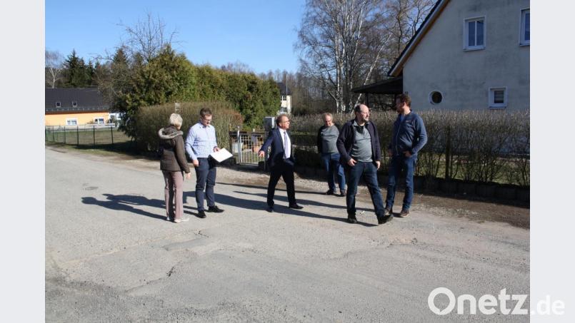Zu den Straßen, die der Bauausschuss begutachtete, weil es auf ihnen buchstäblich &quot;nicht mehr ganz glatt läuft&quot;, zählt die Zufahrtsstraße zum Troschelhammerer Suttner-Gelände. Bürgermeister Werner Walberer (Dritter von links) ist auch dabei. Bild: bjp
