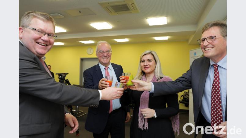 Es ist kein Sekt, es sind gesunde Smoothies, mit denen hier angestoßen wird. Im Bild von links: Oberbürgermeister Michael Cerny, Ex-MdL Heinz Donhauser, Gesundheitsministerin Melanie Huml und der Ärztliche Leiter des Klinikums, Dr. Harald Hollnberger. Bild: Wolfgang Steinbacher
