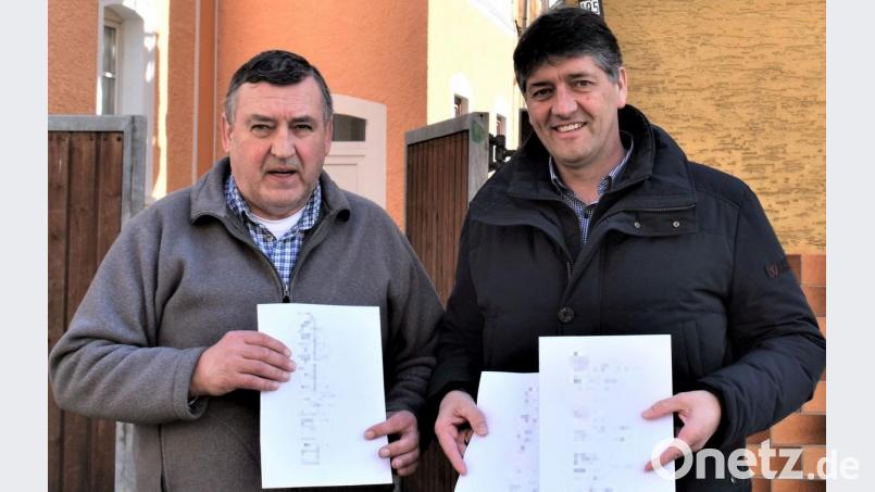 Mit der Gründung eines Brotbackvereins soll ein Kulturgut erhalten werden. Hans Speckner (links) hat die Stammkundenlisten an Bürgermeister Edgar Knobloch übergeben. Bild: rgr