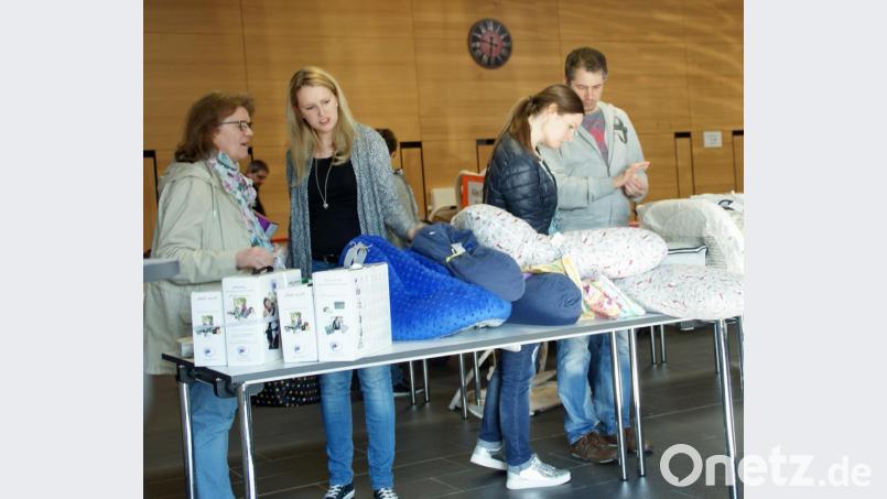Groß war das Angebot auf den Wühltischen beim Basar der Kolpingsfamilie. Bild: agr