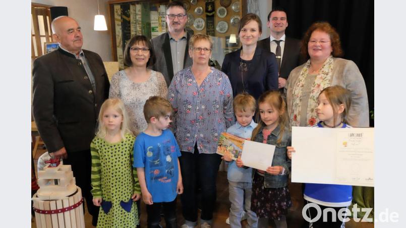 Landrat Thomas Ebeling und Bürgermeister Hans Prechtl (hinten von rechts) sowie die Geschäftsführerin des Kreisverbandes, Heidi Schmid (rechts), und stellvertretender Bezirksvorsitzender Alois Dirrigl (links) zeichneten die Gewinner mit Urkunden und Sachpreisen aus. Im Bild die siegreichen Kinder des Obst- und Gartenbauvereins Dieterskirchen. Bild: ohr
